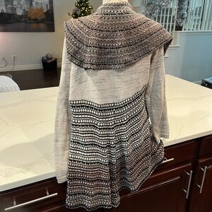 Dor Dor Women's Black and White Open Front Sweater L